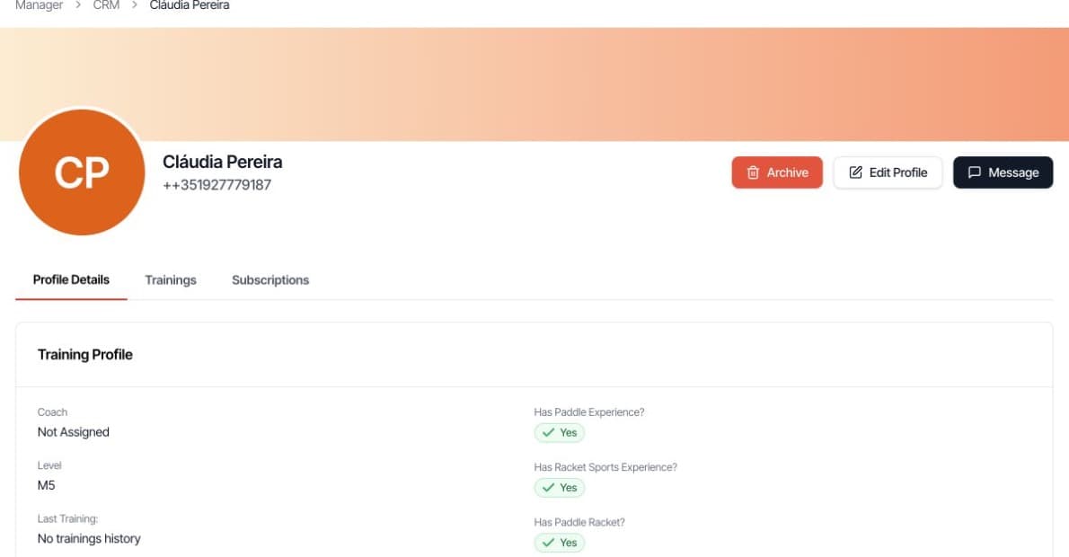 PadelEco player profile screen with training profile, messaging, and subscription tabs